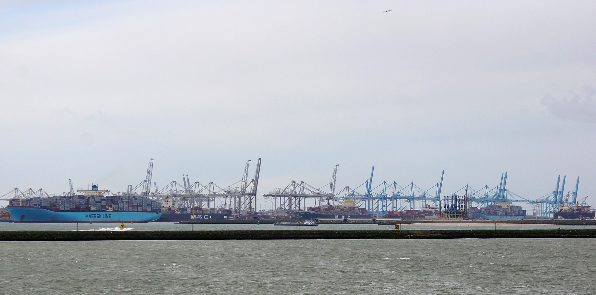 Cảng Rotterdam, Hà Lan là cảng lớn thứ ba trên thế giới