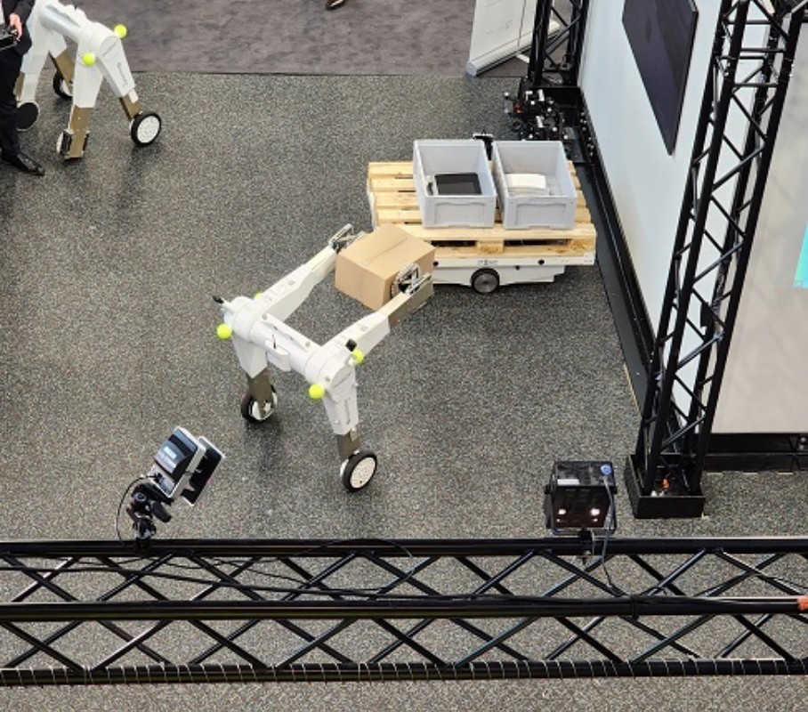 Fraunhofer가 선보인 두발 로봇이 화물을 픽업해 자유자재로 이동, 적재를 하고 있다