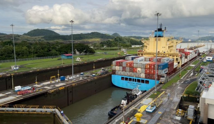 Navieras reanudan tránsitos por el Canal de Panamá en algunos servicios, a medida que disminuyen las restricciones