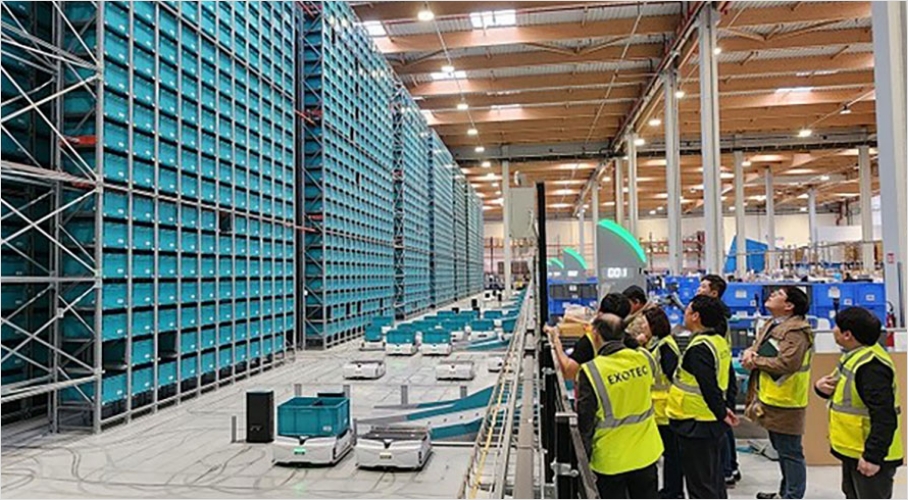 프랑스 파리 인근에 자리한 모노프리 물류거점에서 운영되고 있는 EXOTEC 자동 보관 분류시설을 견학하고 있다.